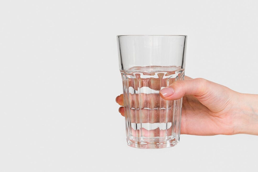 Un verre d'eau avec un dilvé dilvé proticulax